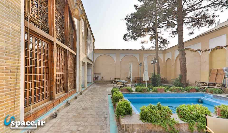 حیاط هتل سنتی شیران - اصفهان